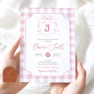 Invitación de fiesta de bebé con monograma rosa rubor, Fiesta de bebé de cuadro vichy con cinta rosa minimalista, Invitación de bebé toile de jouy con cresta de acuarela rosa C7
