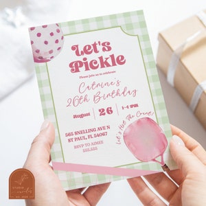 Faire-part de fête d'anniversaire rose pickleball preppy, unique rétro pickelball à carreaux, permet de frapper la cour Paddel adulte fête inviter C57