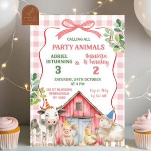 Puede incluir: Invitación con estampado de cuadros rosa y blanco con un granero rojo y animales de granja. La invitación dice "Calling all Party Animals" y es para Adriel que cumple 3 años y Gabriella que cumple 2 años. La fiesta es el sábado 24 de octubre a las 4 PM. La dirección es 123 St Blossom, Springfield, NY 4580. RSVP a Abby antes del 10 de octubre.