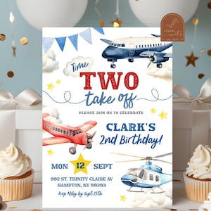 Puede incluir: Una invitación de cumpleaños con temática de aviones azules y rojos para el segundo cumpleaños de un niño. La invitación presenta un avión rojo, un avión azul y un helicóptero azul. El texto de la invitación dice "¡Hora de despegar! ¡Únete a nosotros para celebrar el 2º cumpleaños de Clark!" La invitación también incluye la fecha, la hora y el lugar de la fiesta.