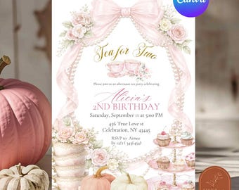 Einladung zum 2. Geburtstag „Tee für Zwei“, rosa Kürbis-Schleife mit Perlen, herbstliche Teetasse mit Blumenmuster, kokettes Mädchen, bearbeitbare Canva-Vorlage C83