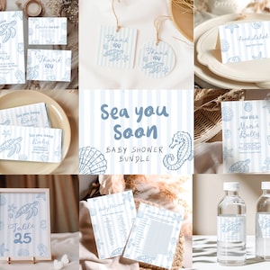 Puede incluir: Un conjunto de papelería para baby shower con un patrón de rayas azul claro y blanco, ilustrado con tortugas marinas, caballitos de mar y conchas. El set incluye invitaciones, etiquetas de agradecimiento, letreros y etiquetas para botellas.