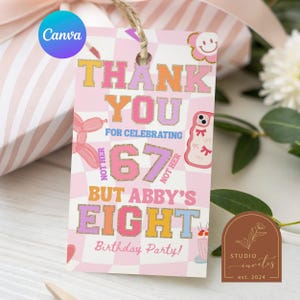 Könnte beinhalten: Ein rosa-weißes Geburtstagsgeschenkanhänger mit dem Text "THANK YOU FOR CELEBRATING 67 BUT ABBY'S EIGHT Birthday Party!". Das Etikett hat einen karierten Hintergrund und enthält ein Ballon-Tier und eine Handyhüllen-Illustration.