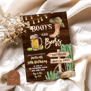 Może przedstawiać: Rusztykalny, brązowy drewniany znak z napisem "Boots and Beers" w białych literach. Znak zawiera również kowbojskie buty, kufel piwa i kaktusa. Pod głównym tekstem znajduje się napis "Jackson's 35th Birthday", wraz z datą i godziną wydarzenia. Znak jest ozdobiony światełkami i drewnianym kołem od wozu.