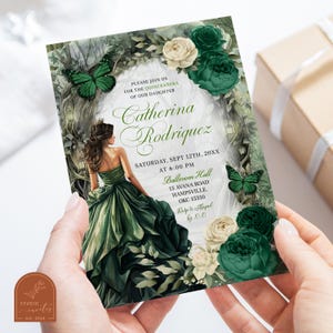 Peut inclure: Une carte d'invitation rectangulaire illustrée d'une forêt avec des roses vert foncé, des fleurs blanches et des papillons verts. Le texte indique : Please join us for the quinceañera of our daughter Catherina Rodriguez, Saturday, Sept 12th, 20xx at 6:00 pm, Ballroom Hall, 15 Avana Road, Hampsville, OKC 15310, Rsvp to Abigail by 10.10.
