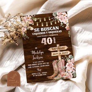 Rustieke Spaanse se buscan volwassen vrouw verjaardagsuitnodiging, bos achtergrond cowgirl verjaardag, blush roze bloemen westerse verjaardag uitnodigen C13