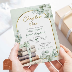 Puede incluir: Una invitación verde y dorada con un borde de hojas y una pila de libros. La invitación dice "Capítulo Uno" y "¡Por favor, únase a nosotros para celebrar el primer capítulo de Matthew!" con la fecha y la hora del evento.