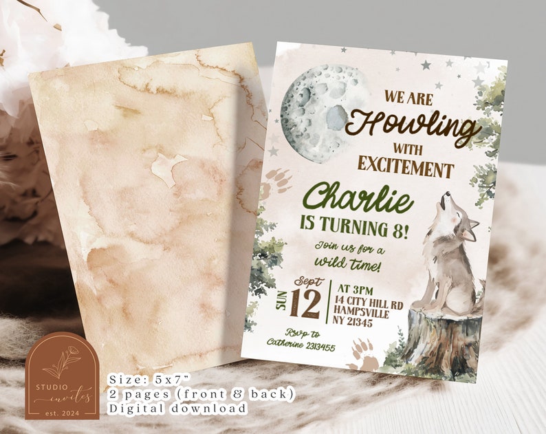 K&ouml;nnte beinhalten: Eine Geburtstagseinladung im Wald-Thema mit Aquarellhintergrund. Die Einladung zeigt einen grauen Wolf, der zum Mond heult, umgeben von gr&uuml;nen B&auml;umen und Sternen. Der Text lautet "We are Howling with Excitement Charlie is turning 8!" und enth&auml;lt Details zur Party, wie Datum, Uhrzeit und Ort.