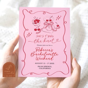 Sie bindet Knotenbogen Kokette Hand gezeichnete Martini Bachelorette Wochenend-Party, rosa Kirsche Bachelorette Reiseweg Mädchen-Reise laden ein C56