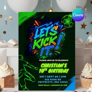 Op de afbeelding: Een neon-groene en blauwe verjaardagsuitnodiging met de tekst "LET'S KICK IT!" en "CHRISTIAN'S 10TH BIRTHDAY". Bevat een voetbalafbeelding en een silhouet van een speler. Bewerken in Canva.