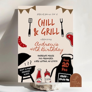 Op de afbeelding: Een beige uitnodiging met rode en zwarte illustraties voor een 40e verjaardagsfeest. De uitnodiging luidt "Chill & Grill ter ere van de 40e verjaardag van Andrew". Het feest is op zondag 20 december van 17:00 tot 19:00 uur bij Andrew's House, 765 Prohaska, Lake Lotina, NY 23434. RSVP naar Angel op 23424324 vóór 12/2.