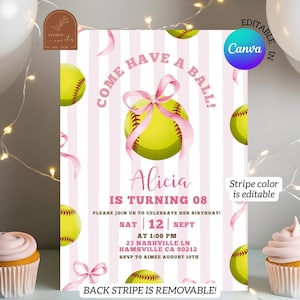 Puede incluir: Invitación de cumpleaños con temática de softbol con un fondo a rayas rosas y blancas. La invitación presenta una pelota de softbol con un lazo rosa, el texto "Come Have a Ball!" y los detalles del cumpleaños de Alicia.
