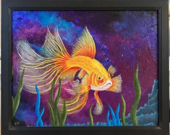 Könnte beinhalten: Ein Gemälde eines goldenen Fisches mit langen, fließenden Flossen, der in einer dunkelvioletten und blauen Galaxie schwimmt. Der Fisch ist von grünem Seegras und blauem Wasser umgeben.