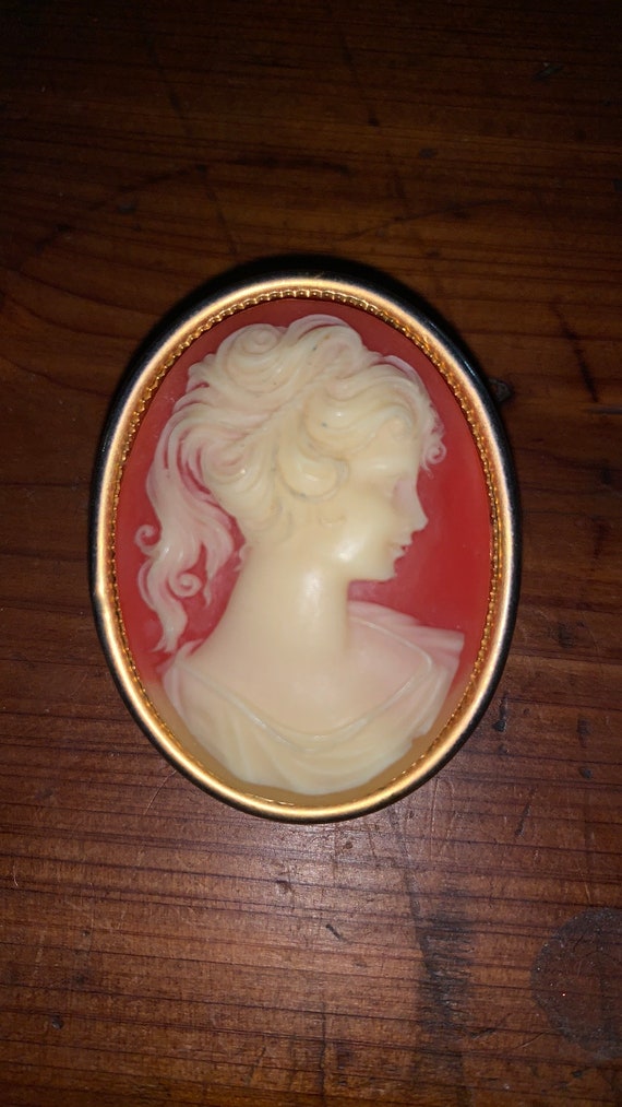 Vintage Avon Cameo Brooch/Pendant