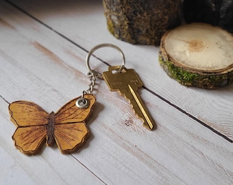 Llavero de cuero hecho a mano con forma de mariposa, dije para bolso de niña, regalo único para ella, etiqueta para bolso de pañales, etiqueta para mochila, color turquesa y natural