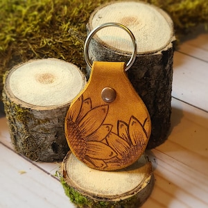 Porte-clés tournesol en cuir porte-clés fleur fait main porte-clés bijoux de sac à main filles uniques personnalisés pour son cadeau amoureux de la nature pyrogravure