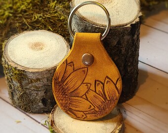 Llavero de girasol de cuero, dije para monedero, llavero de flor hecho a mano, personalizado, único, para niñas, joyería para su amante de la naturaleza, regalo pirograbado
