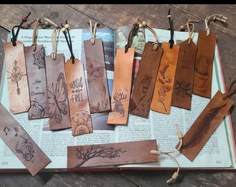 Marcador de cuero teñido, hecho a mano, quemado a mano, opciones personalizadas, regalo personalizado para amantes de los libros, dibujo con pirograbado, borla de gamuza