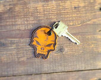 Llavero de calavera de cuero hecho a mano para él, llavero para papá, regalo para hombres, llavero pirograbado, regalo para motociclista, accesorio llamativo.