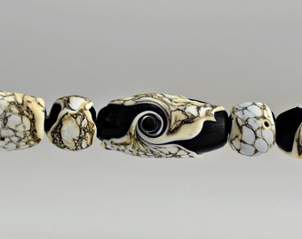 Perles rondes et ovales en verre gravées au chalumeau noires et ivoire argentées pour la fabrication de bijoux