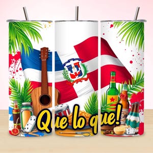 以下が含まれることがあります： ドミニカ共和国の国旗、ギター、そして「Que lo que！」というフレーズがデザインされたステンレス製のタンブラー。ヤシの葉、楽器、ビールのボトルが含まれています。