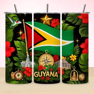 Peut inclure: Un gobelet avec le drapeau du Guyana, entouré de feuillage tropical, de fleurs d'hibiscus rouges et d'un colibri. Le mot "GUYANA" est affiché. La conception comprend une boussole et d'autres symboles guyanais.