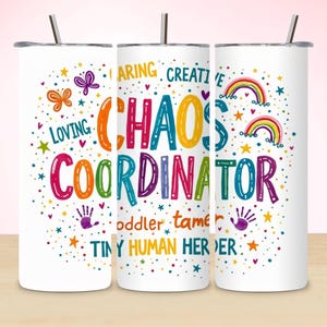 Può includere: Un bicchiere bianco con un design colorato che dice "Caring Creative Chaos Coordinator Toddler Tamer Tiny Human Herder". Il design include stelle, cuori, arcobaleni, farfalle e impronte di mani.