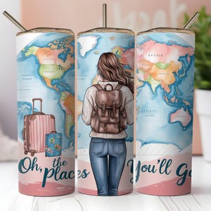 Op de afbeelding: Reisethema tumbler met een wereldkaart ontwerp. De tumbler heeft een aquarel illustratie van een persoon met een rugzak, bagage en de tekst "Oh, the places you'll go". De tumbler heeft een gouden deksel en een rietje.