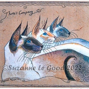 Può includere: Un dipinto ad acquerello di tre gatti siamesi con occhi azzurri. I gatti sono impilati uno sopra l'altro, con la testa del gatto in alto che poggia sulla schiena del gatto in mezzo. Il dipinto è su uno sfondo marrone con un bordo decorativo. Il titolo "Three's Company" è scritto in corsivo nella parte superiore del dipinto. La firma dell'artista e l'anno 2022 sono scritti in basso a sinistra.