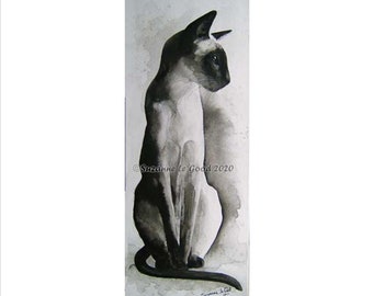 Könnte beinhalten: Ein Schwarzweiß-Aquarellbild eines siamesischen Katers, der auf einem weißen Hintergrund sitzt. Die Katze schaut nach rechts im Bild. Die Unterschrift des Künstlers und das Jahr 2020 sind in der rechten unteren Ecke des Bildes zu sehen.