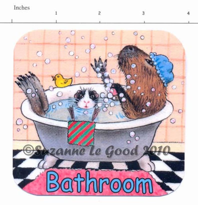 K&ouml;nnte beinhalten: Eine Cartoon-Illustration eines Capybaras und eines Meerschweinchens, die in einer Badewanne mit Blasen baden. Das Capybara tr&auml;gt eine blaue Duschhaube und das Meerschweinchen ein rot-gr&uuml;nes gestreiftes Handtuch. Der Text "Badezimmer" ist in blauen Buchstaben auf einem rosa Teppich geschrieben.