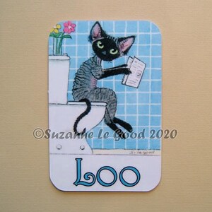 Peut inclure: Un chat noir aux yeux verts est assis sur des toilettes blanches en train de lire un journal. Les toilettes sont dans une salle de bain avec des murs carrelés bleus et blancs. Le panneau indique "Loo".