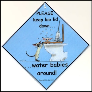 Può includere: Un cartello blu a forma di rombo con un'immagine di cartone animato di tre gatti e un water. Il cartello recita "PLEASE keep loo lid down... water babies around!" ed è firmato "S. Le Good".
