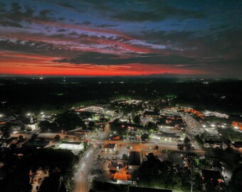 Rood bij nacht in Dunwoody