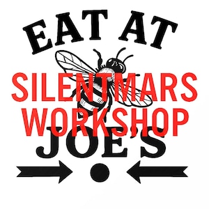 Könnte beinhalten: Grafikdesign mit den Worten "EAT AT" in Schwarz, über dem roten Text "SILENT MARS WORKSHOP JOE'S". Eine detaillierte Illustration einer Biene befindet sich in der Mitte. Schwarze Pfeile zeigen auf einen schwarzen Punkt.