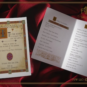 以下が含まれることがあります： 中世のデザインの結婚式プログラム。プログラムは、花柄の金と赤の縁取りが施されています。プログラムのテキストには、「私たちを結びつける愛を祝う、私たちの瞬間です。」と書かれています。プログラムには、カップルであるゲイリー・アルバート・フィーとトレーシー・パターソンの名前と、結婚式の日付である2014年6月28日（土曜日）も記載されています。