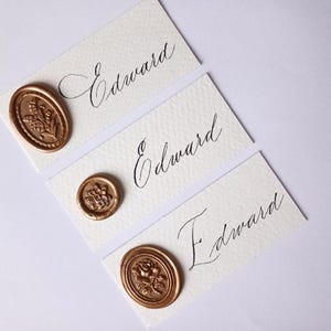 Hochzeit Tischkarten mit goldenem Wachssiegel, Kalligraphie Tischkarte, handgeschriebene Tischkarte, elegante klassische Hochzeit