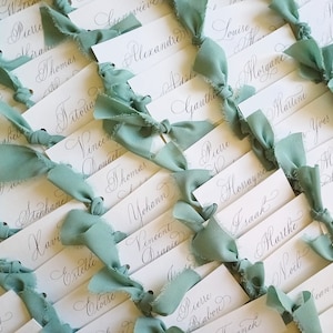 Placecards voor bruiloften met lint, kalligrafie, handgeschreven, elegant, klassiek, luxe, diner. MEER KLEUREN BESCHIKBAAR