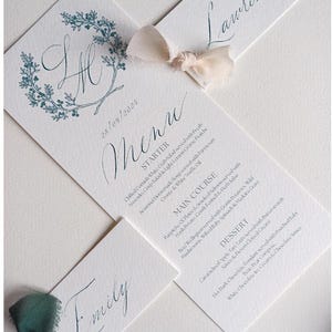 Trouwmenu (kalligrafie + print) met handgeschreven plaatskaarten, monogram en krans voor elegante, klassieke en romantische bruiloften. MEER KLEUREN