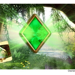 Op de afbeelding: Een groene edelsteen met een gouden frame, omringd door een weelderig groen bos met een helder licht dat door de bomen schijnt. De tekst "Owner Maaike Kerstens" staat onderaan de afbeelding.