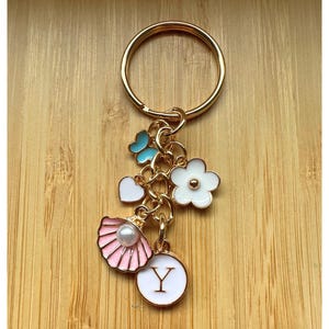 Llavero personalizado con iniciales de letras personalizadas, llavero personalizado, lindo regalo, llavero de flores estéticas, dije de flores, amistad, mejor amiga