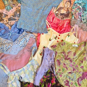 Zufallsmix 100 Stück Mystery Grosshandel Lot Ballenboxen Taschen 1 Dollar Pro Bekleidungszubehör Für Wiederverkäufer Flohmärkte Online Geschäfte