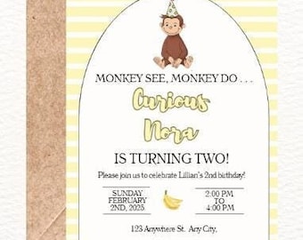 Op de afbeelding: Een geel-wit gestreepte uitnodiging met een cartoon-aap die een feestmuts draagt. De uitnodiging zegt "Monkey See, Monkey Do... Curious Nora is Turning Two!" en bevat de datum en tijd van het feest.
