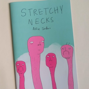 Könnte beinhalten: Ein Softcover-Buch mit dem Titel Stretchy Necks von Alfie Jordan. Das hellblaue Cover zeigt eine grafische Illustration von vier rosa Kreaturen mit langen Hälsen und einfachen Gesichtszügen wie Augen, Nasen und Mündern vor einem weißen Hintergrund.