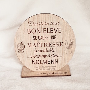 Carte en bois et son socle , cadeau personnalisable  de fin d'année scolaire