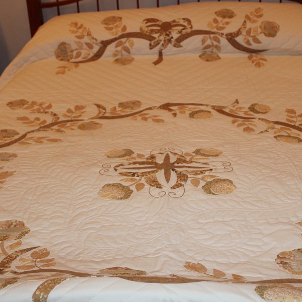 King Size Bedding, Amish Made, Hand stitched - Circle of Flowers Applique with Ribbons