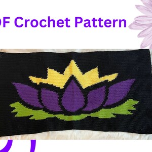 Puede incluir: Un patrón de crochet para una flor de loto negra, morada, amarilla y verde. El patrón está disponible para descargar en PDF.