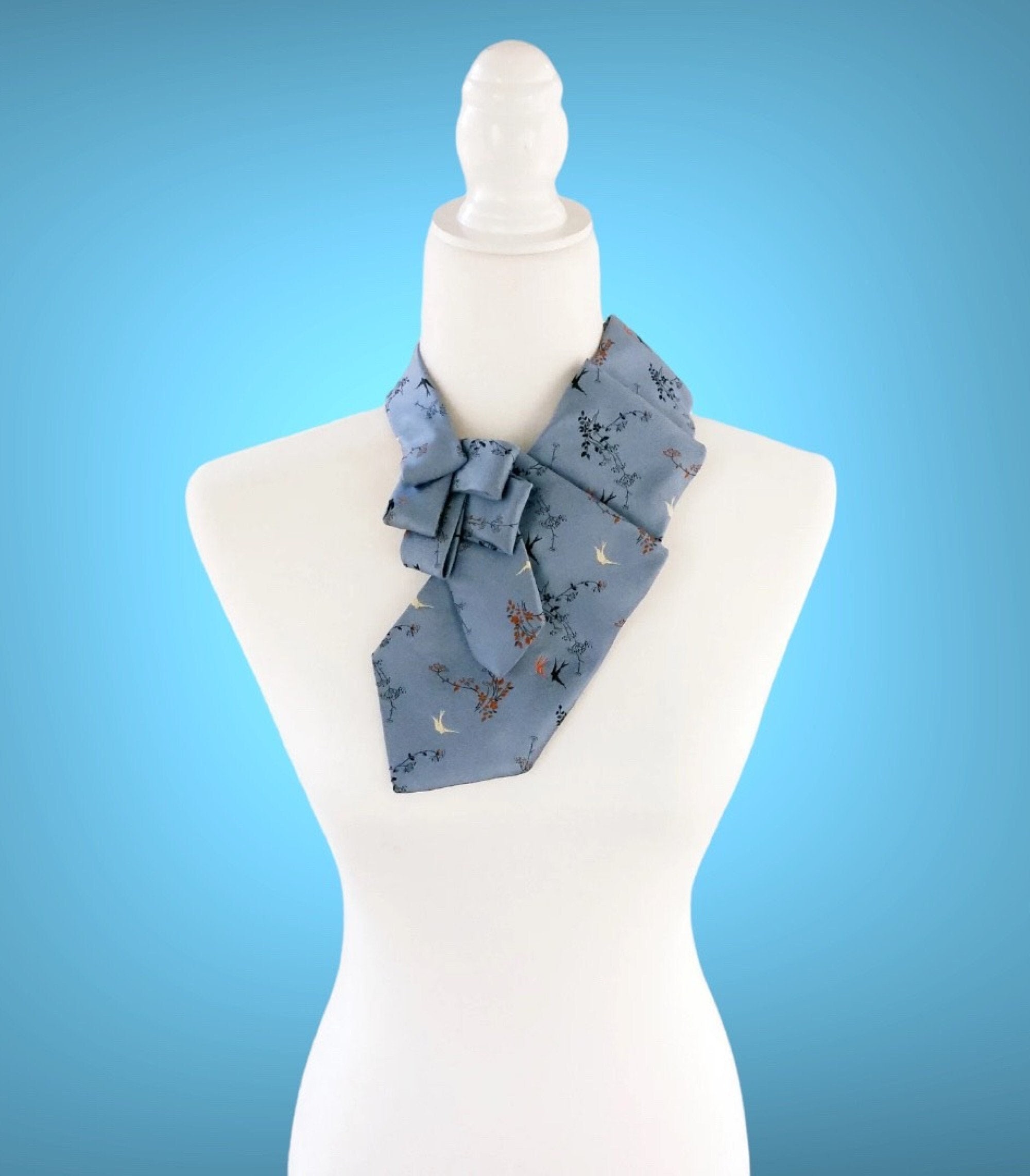 Female hotsell ascot scarf