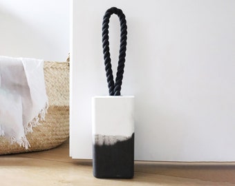 Moderne betonnen deurstopper – Minimalistisch zwart-wit woondecoratie