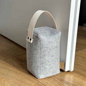 Fermaporta moderno in tessuto di lana: elemento decorativo minimalista e accogliente per la casa (vuoto)